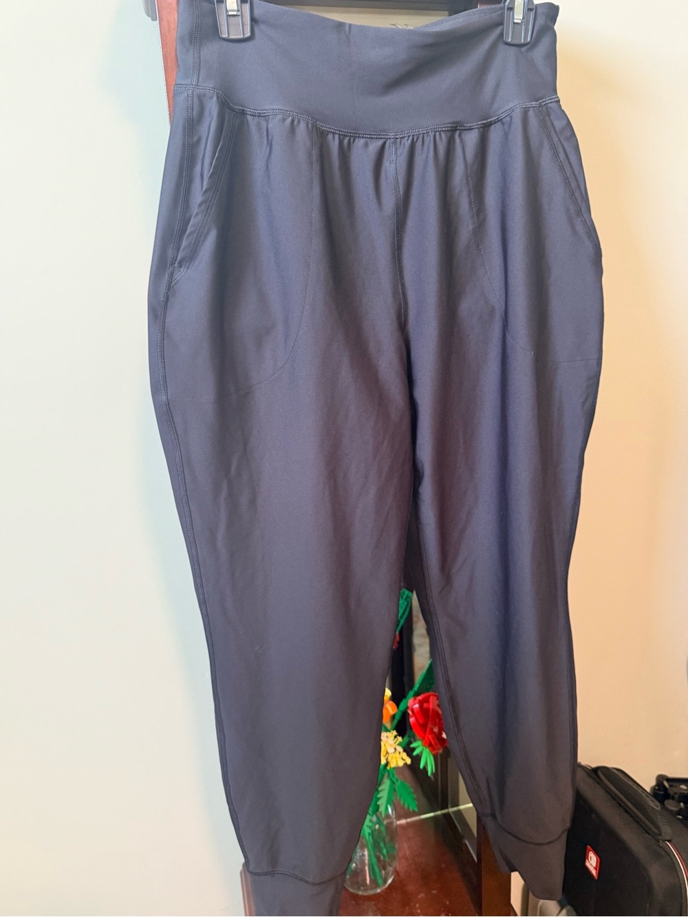 Women’s Black Old Navy Joggers - Size Large (170)
